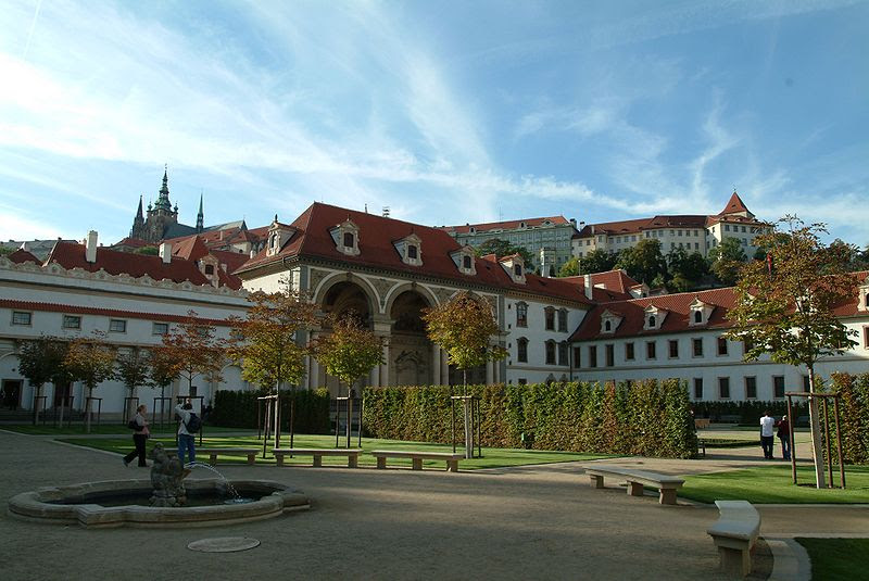File:Valdstejnsky Palace garden autumn.jpg