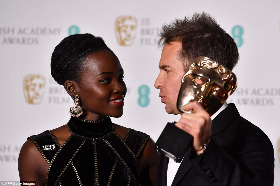 Para você: Rockwell recebeu o prêmio de Lupita Nyong'o