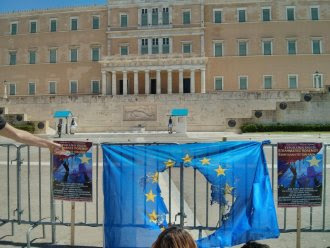 Συναγωνιστές του Μετώπου Κοινωνικής-Εθνικής Απελευθέρωσης καίνε σημαία της ΕΕ μπροστά στη Βουλή