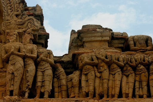 Carvings of worshippers at Hampi