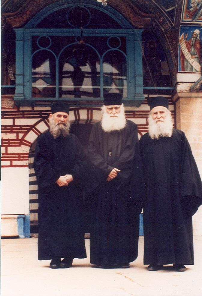 joseph21 Μάϊος του 1988. Μπροστά στη πύλη της Ι. Μ. Μ. Βατοπαιδίου με τους παραδελφούς του Εφραίμ Κατουνακιώτη και Εφραίμ Καθηγούμενο (τότε) της Ι. Μ. Φιλοθέου.