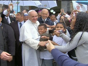 Menino abraça o Papa Francisco durante visita ao Conjunto de Favelas de Manguinhos (Foto: Reprodução GloboNews)