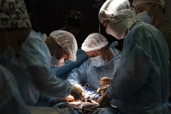 Xem bác sĩ Ukraine phẫu thuật tim khi bệnh viện mất điện vì tập kích tên lửa