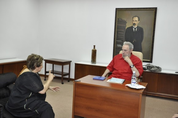 Fidel responde preguntas de la directora del diario La Jornada, de México, Carmen Lira Saade Fidel responde preguntas de la directora del diario La Jornada, de México, Carmen Lira Saade. Foto: Estudios Revolución