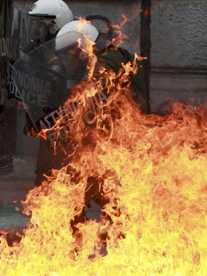 Bomba de gasolina explode perto de policiais nesta sexta-feira (10) em dia de greve geral e conflitos em Atenas. (Foto: John Kolesidis/Reuters)