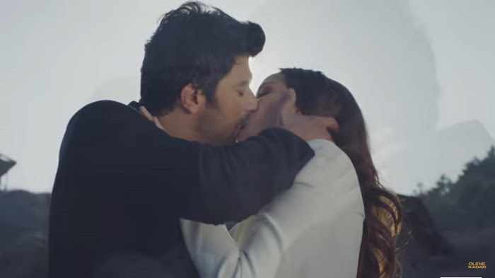 Engin Akyürek ile Fahriye Evcen'in öpüşme sahnesi damga vurdu ...