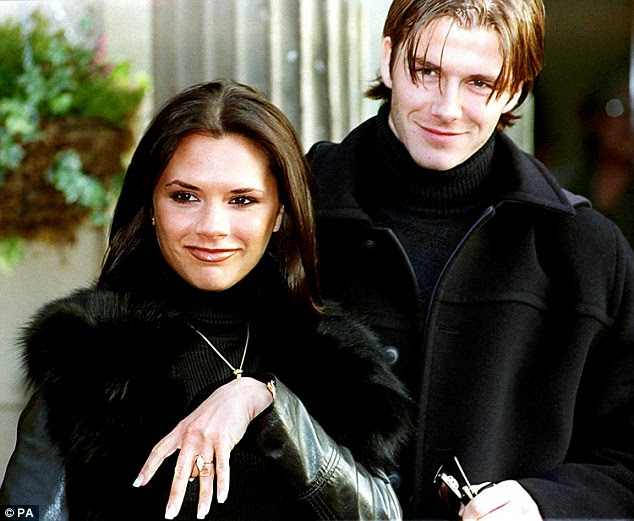 O grande anúncio! O casal feliz, que compartilham filhos Brooklyn, 16, Romeo, 13, Cruz, 10 e quatro anos de idade, Harper, começou a namorar em 1997 antes de anunciar seu noivado em 1998