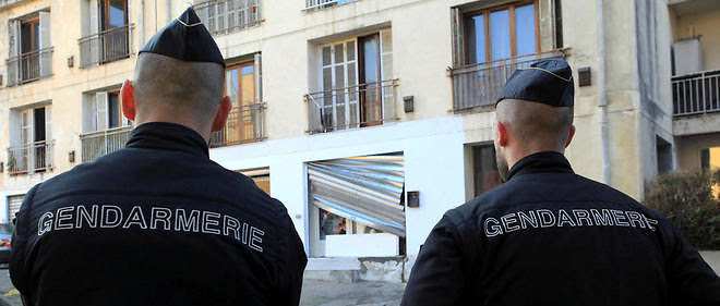 Des gendarmes chargés d'empêcher les manifestants d'entrer, postés devant le quartier des Jardins de l'Empereur, à Ajaccio, le 26 décembre 2015.