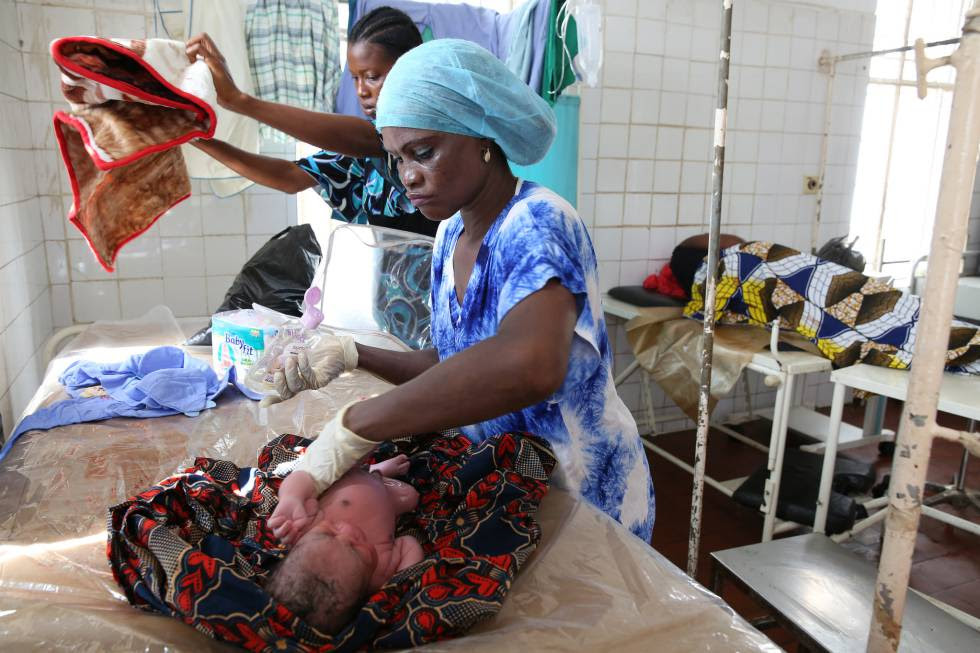 Una enfermera limpia a un recién nacido en la maternidad de un hospital de Sierra Leona.