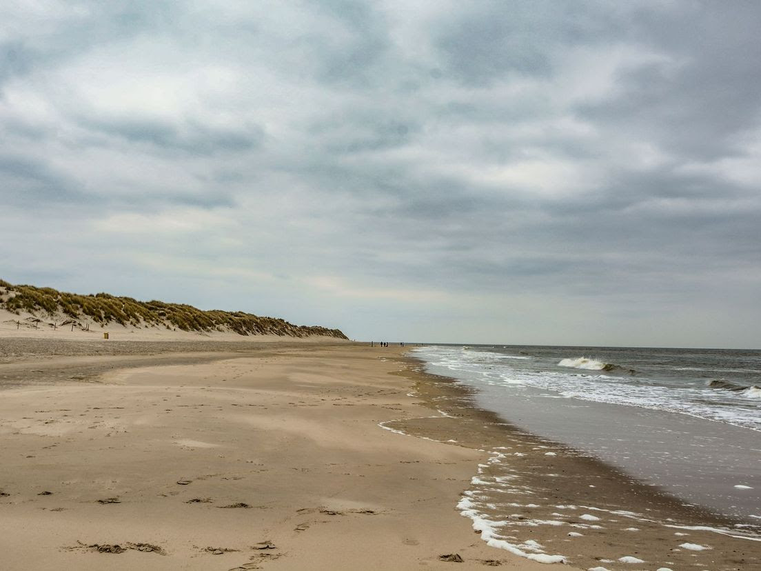 9-jarig jongetje op opblaasbandje drijft af bij strand Ouddorp, reddingsbrigade moet half uur zoeken