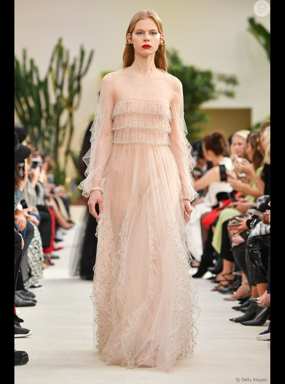 Um dos looks mais explorados nos desfiles vem sendo os vestidos românticos, volumosos e, ao mesmo tempo, superleve. O tule é protagonista nessa trend já que consegue trazer (sem pesar) esse visual "bolo de noiva" almejado pelas fashionistas atualmente.