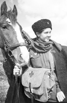 "Sanitary instructor" - a frontline nurse, June 1942 (http://waralbum.ru/15255/) 