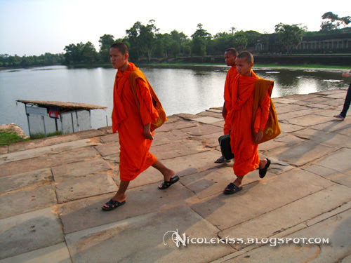 monks at angkor
