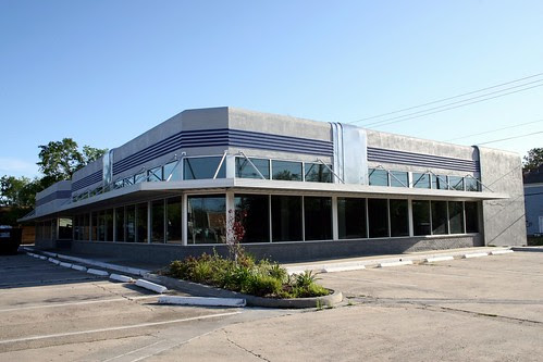 corner view of 1102-1106 yale st.