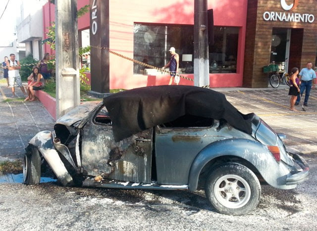 Veículo bateu em um posto e motorista morreu quaimado na zona Sul de Natal (Foto: Jorge Talmon/G1)