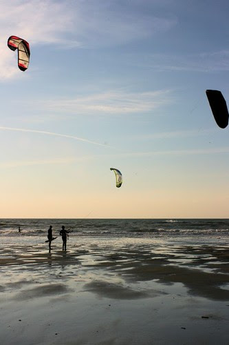 Kitesurfers learning