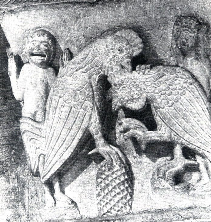 Autun, capitel catedral Saint-Lazare, sec.xii o rei do galo lança a coroa a jogo no carnaval. O galo branco da primavera vence o galo vermelho invernal. O vencedor levanta os braços como orante, o rei perdedor deita as mãos à cabeça
