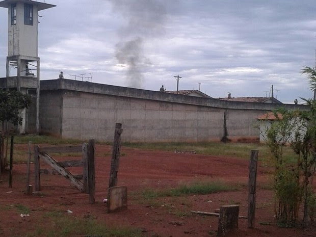 Presos se revoltaram contra a suspensão das visitas e chegaram a queimar alguns colchões (Foto: Divulgação/PM-TO) Presos se revoltaram contra a suspensão das visitas e chegaram a queimar alguns colchões (Foto: Divulgação/PM-TO)