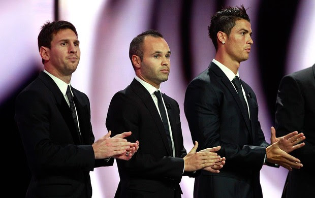 Messi, Iniesta e Cristiano Ronaldo na premiação da UEFA (Foto: Reuters)