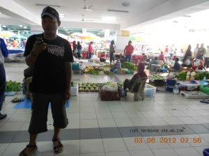 pasar Malay 3 inilah gambarab yang ketiga.., masih Mas Slamet terpampang, Lihat saudara-saudara, lantainya bersih, masih bisa buat dipakai rengekan oleh anak-anak yang minta jajan tapi gak dikobul.., hehe.. :)