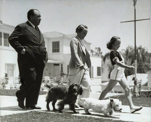 Alfred Hitchcock y su familia en 1939