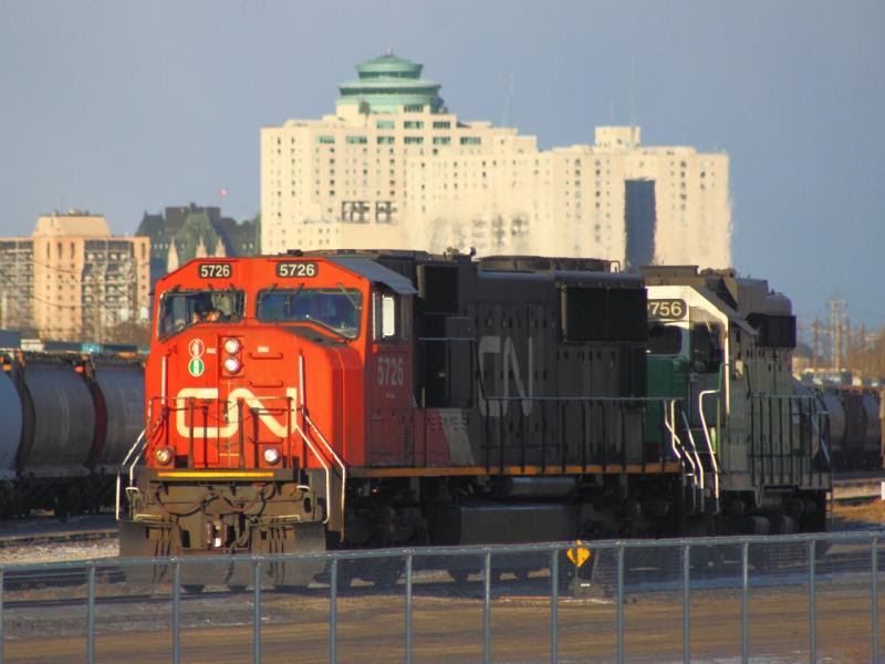 CN 5726 and BNSF 2756 in Winnipeg