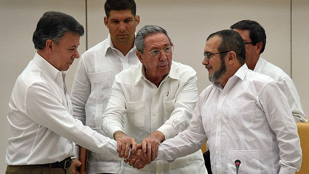 El saludo entre Santos y Timochenko en La Habana