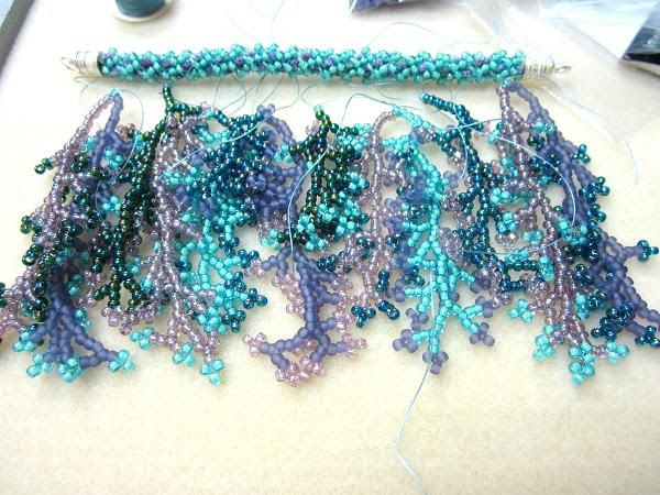 http://www.pinterest.com/pin/58828338856764094/ Clear and easy to follow tutorial - Coraling Technique - another variant on fringe. #seed #bead #tutorial