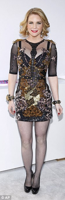http://i.dailymail.co.uk/i/pix/2011/12/11/article-0-0F22427000000578-244_224x684.jpg
