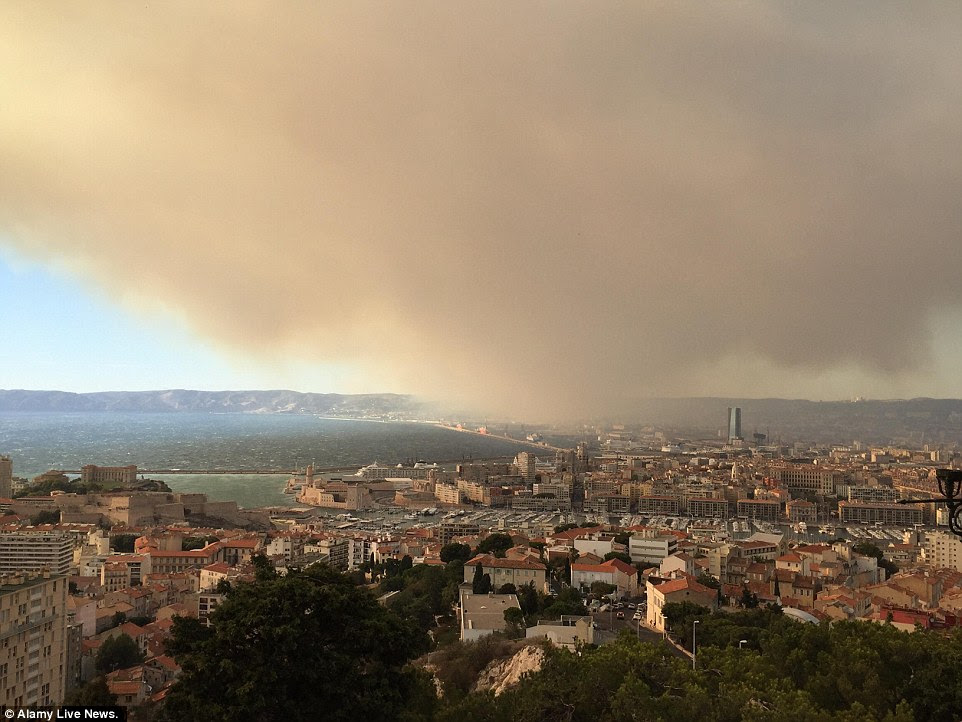 Fumaça de um incêndio perto de Fos-Sur-Mer deriva em todo o centro de Marselha, uma grande cidade portuária
