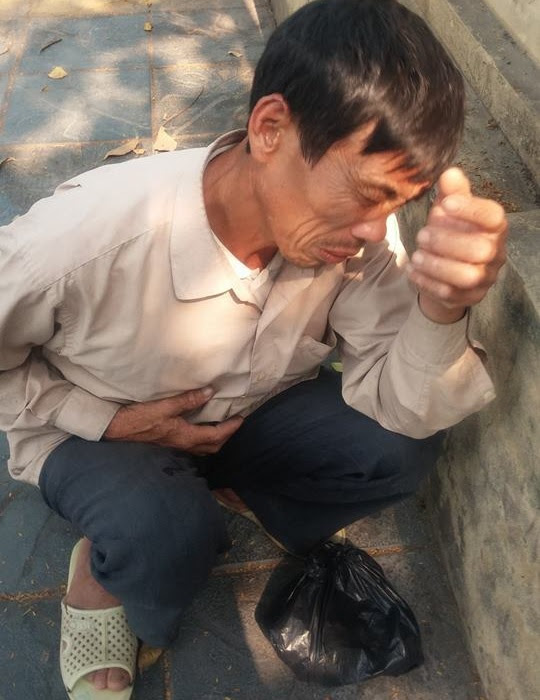 Người đàn ông ôm bụng đi khắp các con đường Hà Nội - ảnh 1 Hình ảnh Người đàn ông ôm bụng đi khắp các con đường Hà Nội số 1
