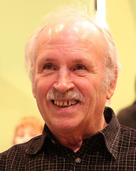 File:Marcel Uderzo - Salon du livre de Paris 2010 bis.JPG