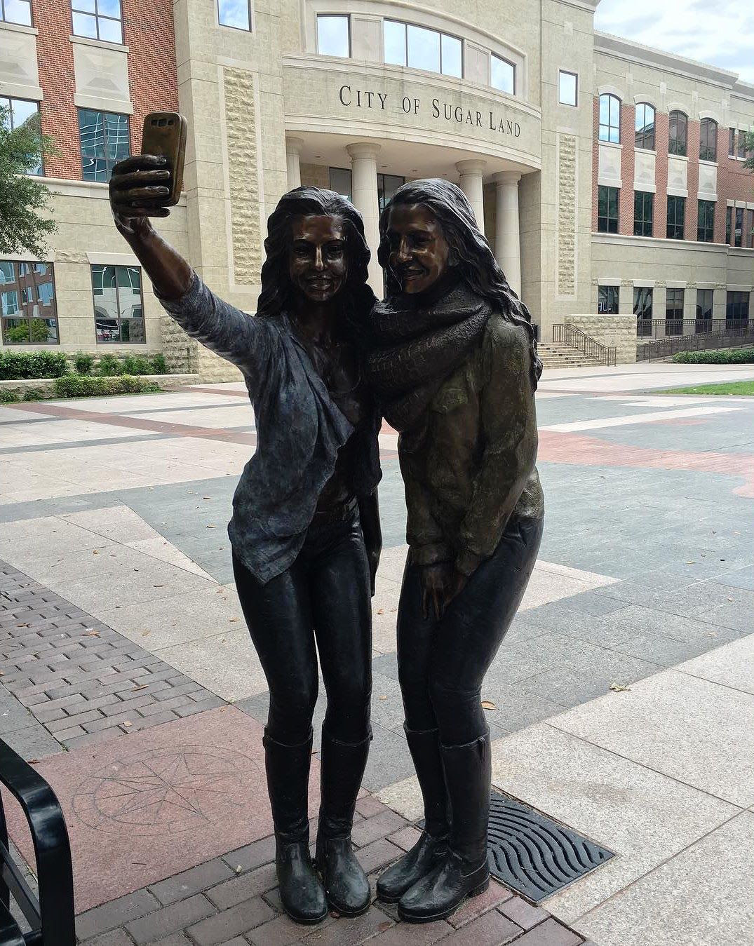 Sugar Land's selfie statue (photo via @hypchk/Instagram)