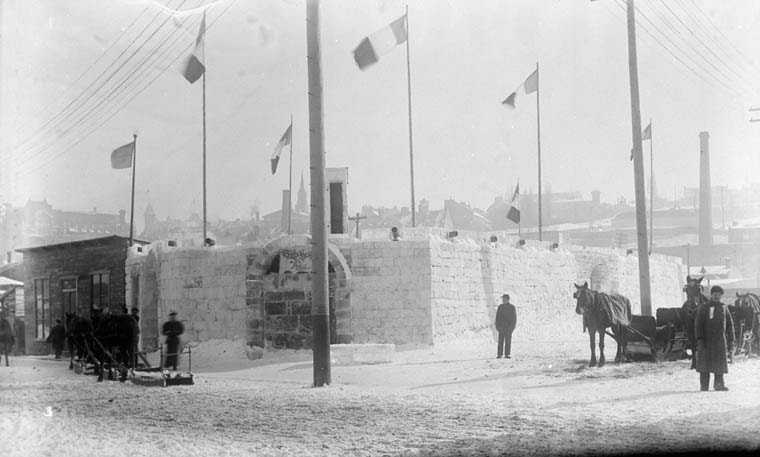 Fichier:Fort de glace au Carnaval de Québec en 1896.jpg