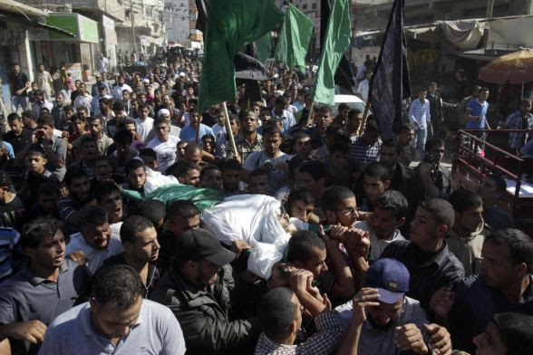 Palestinians carry the body of Hamas militant Suliman al-Garah during his funeral in Khan Younis in the southern Gaza Strip October 28, 2012. Israel killed a Hamas gunman, al-Garah, it accused of preparing to fire a rocket from the Gaza Strip on Sunday and a separate Palestinian salvo struck a southern Israeli city, causing no damage. REUTERS/Ibraheem Abu Mustafa