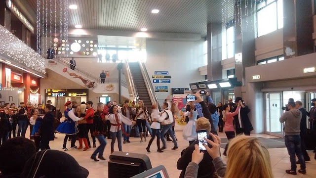 Flashmob pe Otopeni în aceeaşi zi în care Tarom a anulat mai multe zboruri spre Suceava