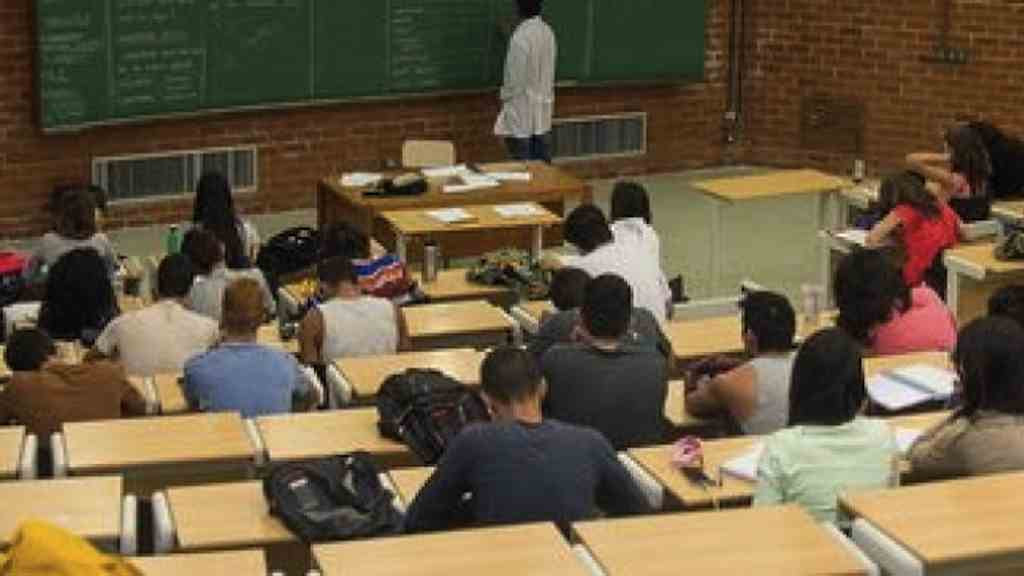 Nas escolas públicas do Brasil, 200.816 professores dão aulas em disciplinas nas quais não são formados