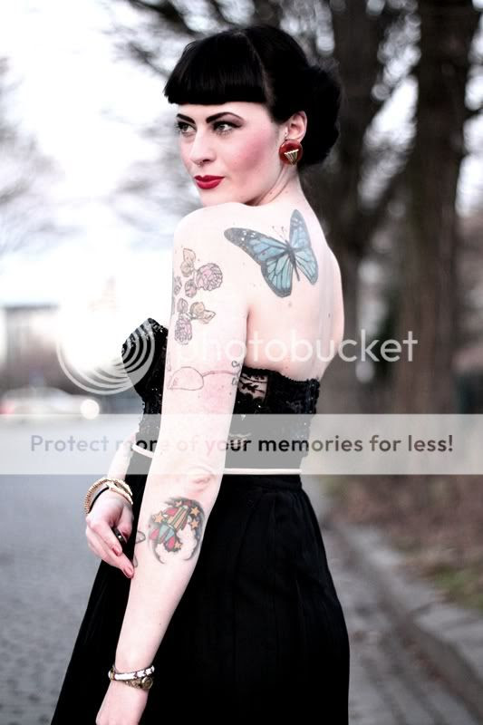 silvester outfit vintage pin-up 50s 50er tattoos pailletten corsage plisseerock intage frisur