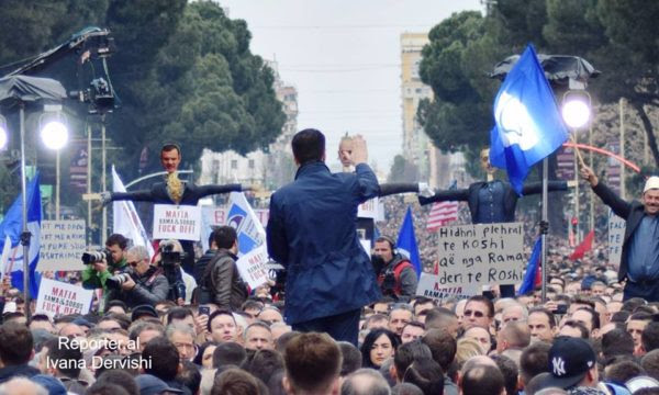 Mijëra mbështetës të Partisë Demokratike protestojnë në Bulevardin "Dëshmorët e Kombit" kundër qeverisë Rama. 18 shkurt 2017. Foto: Ivana Dervishi/BIRN