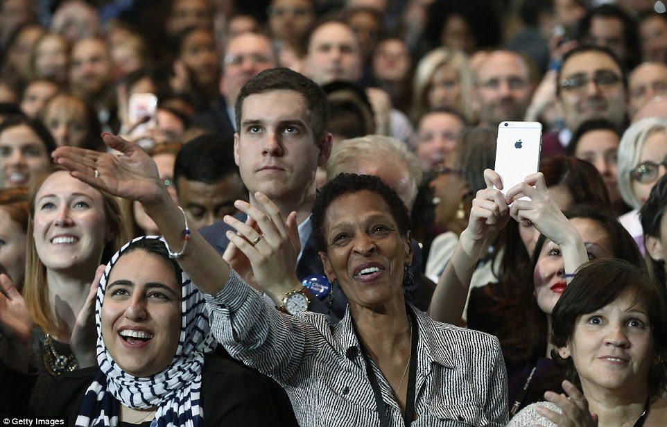 Pessoas torcer como como o seu projectado que candidato democrata ex-secretária de Estado Hillary Clinton ganhou estado de Nova York