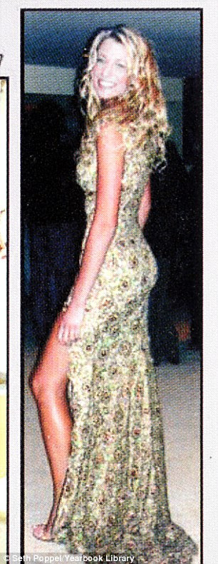 Florescimento: A atriz, na foto à esquerda em 2005, já estava aperfeiçoando seu tapete vermelho representam
