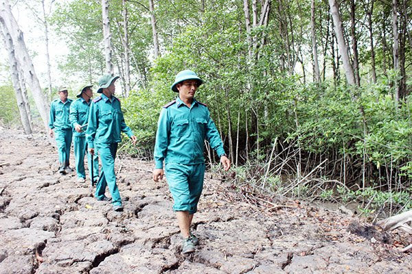 Trong hoạt động tuần tra, các tổ bảo vệ thường xuyên kiểm tra hệ thống bờ bao quanh các đùng nuôi trồng thủy sản để ngăn chặn việc đào đất, lấn chiếm rừng