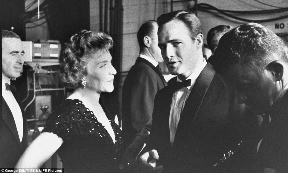 O selvagem: Marlon Brando pega o olho do fotógrafo como ele berços seu Oscar de melhor ator por On The Waterfront em 1955
