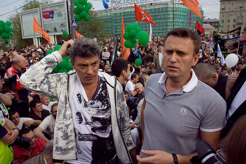 Борис Немцов и Алексей Навальный посидели 5 минут в бессрочной политической забастовке на Малом Каменном мосту во время "Марша миллионов" 6 мая 2012