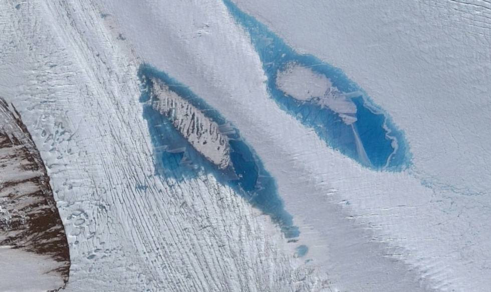 Imágenes de satélite de lagos azules sobre el glaciar Langhovde.