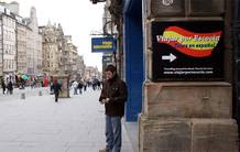 El cartel de la agencia Viajar por Escocia, en la Milla Real de Edimburgo El cartel de la agencia Viajar por Escocia, en la Milla Real de Edimburgo