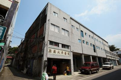 「瑞舞丹大戲院」藏身在花蓮縣富里鄉永安街上,簡樸的外觀,不加留意根本難以察覺。 「瑞舞丹大戲院」藏身在花蓮縣富里鄉永安街上,簡樸的外觀,不加留意根本難以察覺。
