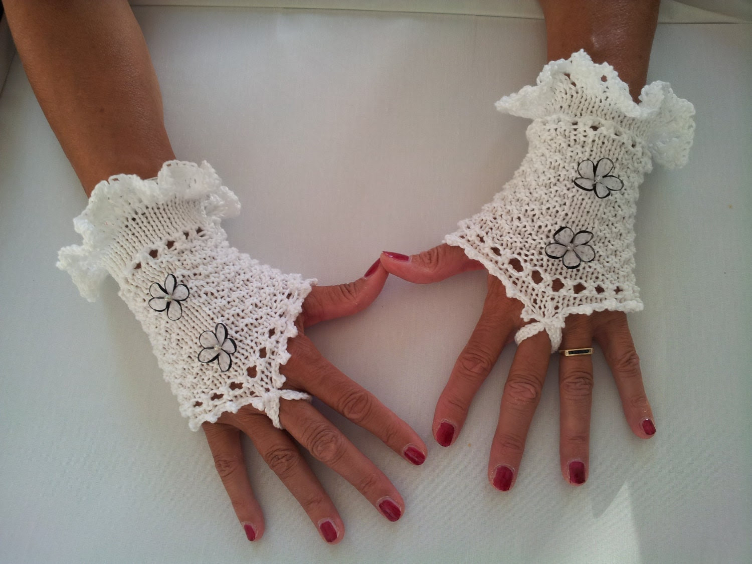 White mercerised cotton Ladies knitted wedding wristwarmers - fingerless gloves - wristers - mittens - mits - pinkvalleyNL White mercerised cotton Ladies knitted wedding wristwarmers - fingerless gloves - wristers - mittens - mits - pinkvalleyNL