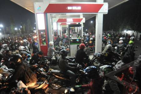 pemudik-antre-bbm-85.jpg image