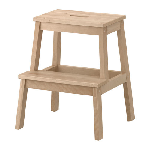 BEKVÄM Porrasjakkara IKEA Massiivipuuta, kestävää luonnonmateriaalia. Helppo siirrellä ylimmässa portaassa olevan kädensijan ansiosta.